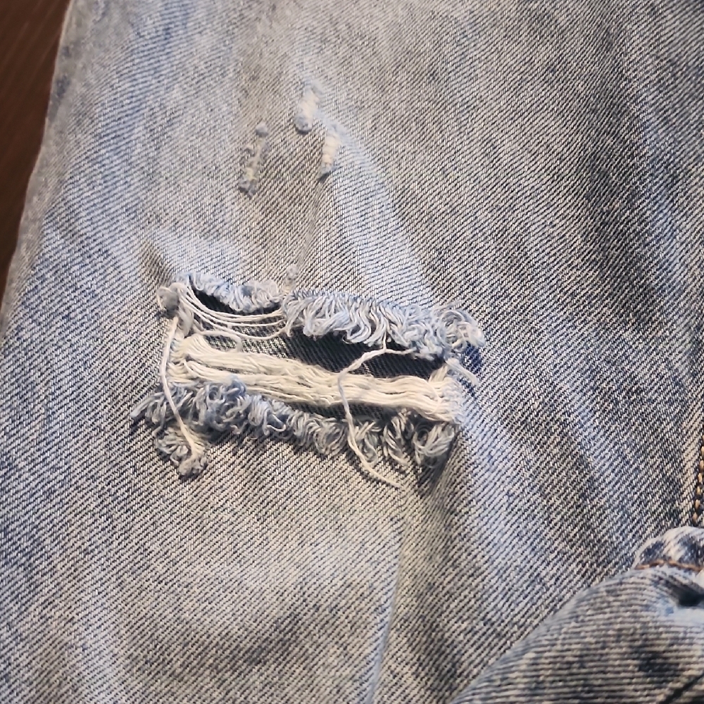 Old Navy Women's Light Blue Relaxed Jeans - Picture 3 of 9